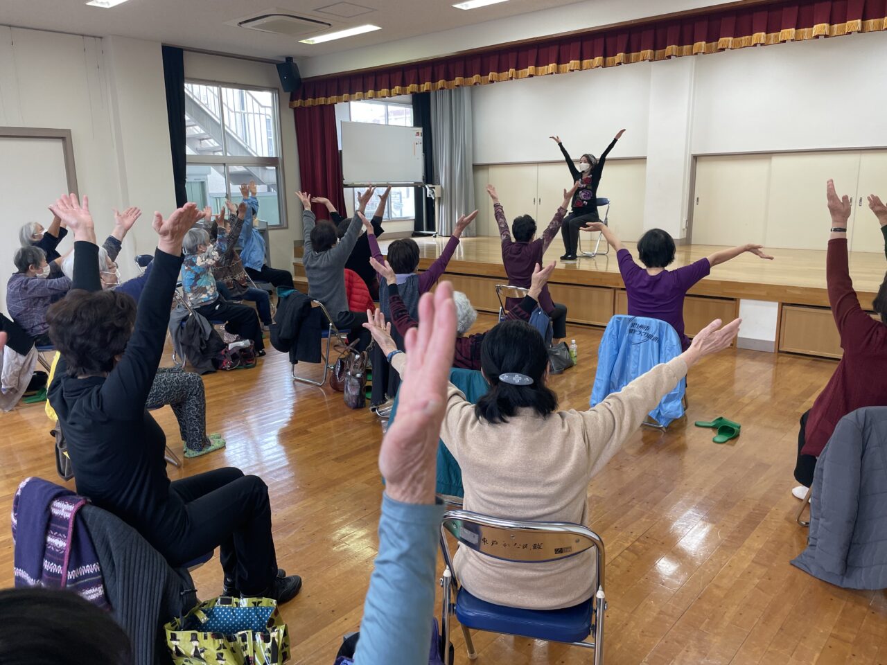 元宝塚歌劇団星組85期生で八幡西区ヨガインストラクターの式部いろは高齢者健康体操イベント