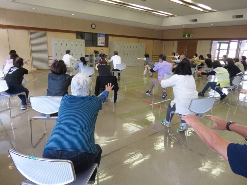 元宝塚歌劇団星組85期生で八幡西区ヨガインストラクターの式部いろは高齢者健康体操イベント