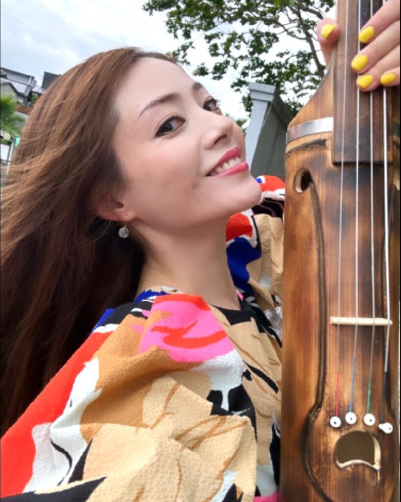 元宝塚歌劇団の式部いろは。ヨガインストラクターと竹チェロ