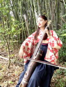 北九州発ふるさと納税返礼品の竹チェロを弾く元宝塚歌劇団の袴姿の式部いろは