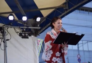 直方市夏まつり花火大会の司会の元宝塚歌劇団の式部いろは